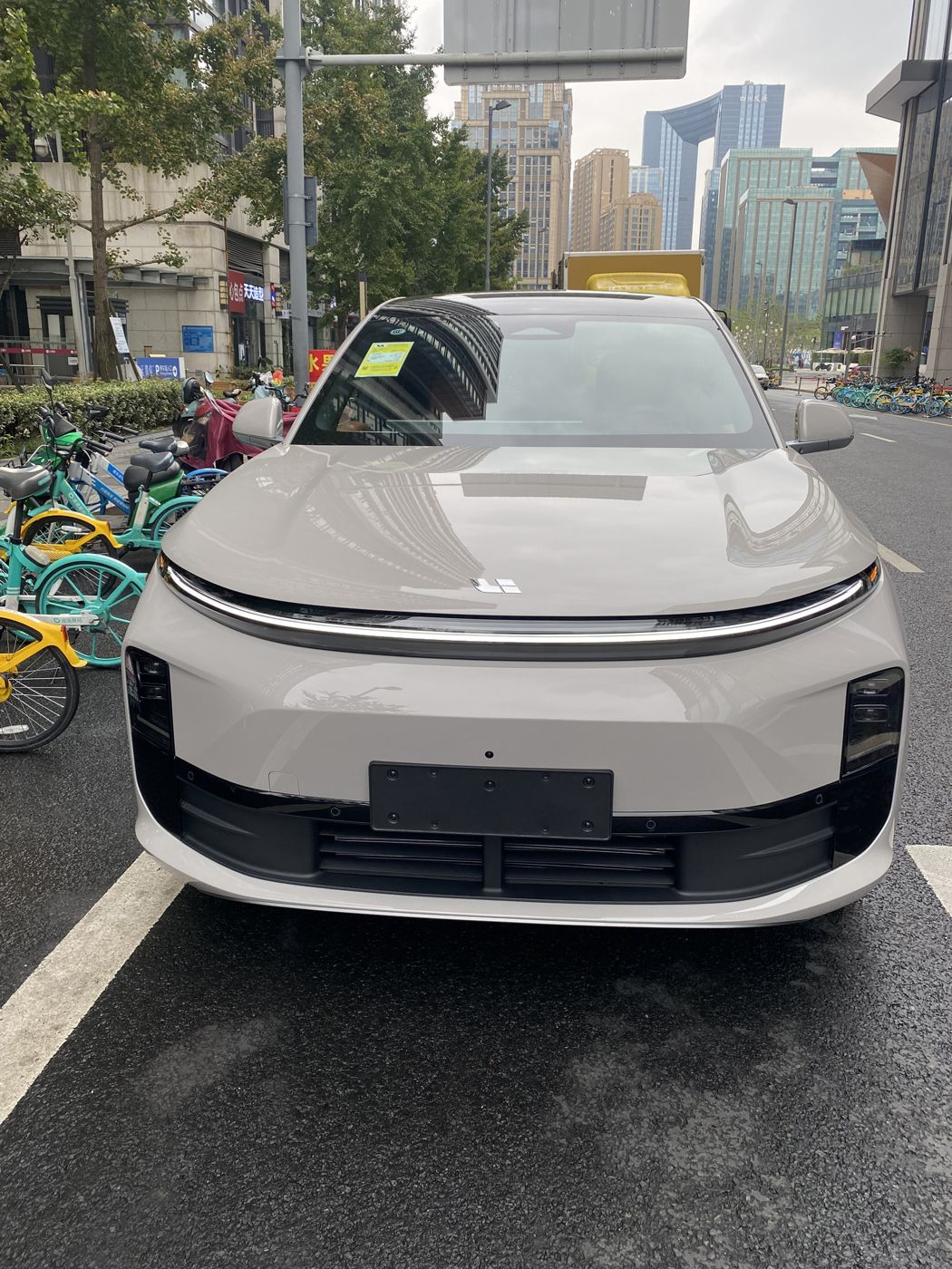 拉斯维加斯官方网站3133 MEGA 高压纯电 MPV